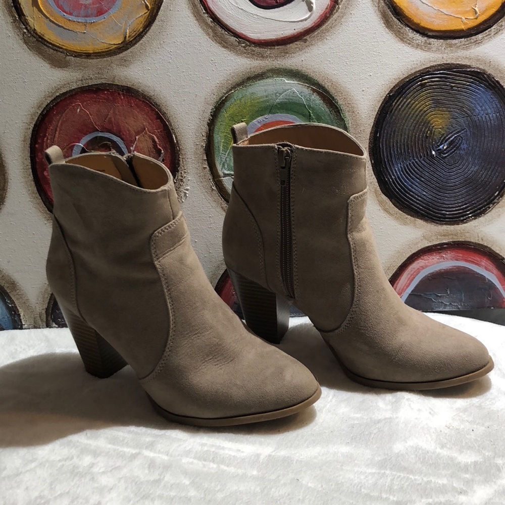 Express size 6 Taupe booties.
